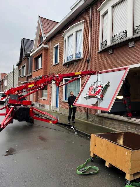 Vakkundige plaatsing van PVC ramen tijdens een renovatieproject